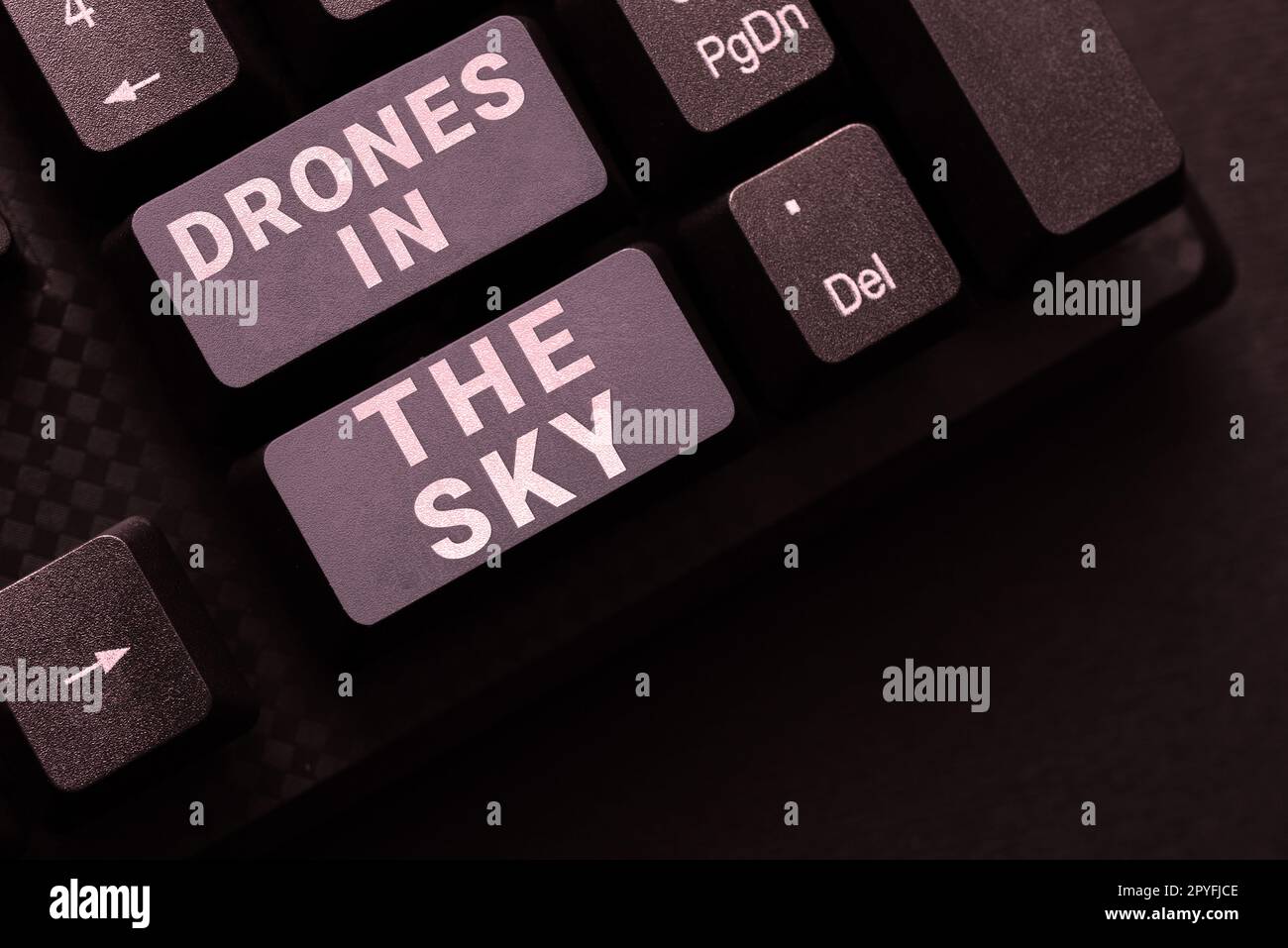 Scrittura di testo Drones in the Sky. Parola scritta sul progresso della moderna tecnologia delle telecamere aeree Foto Stock