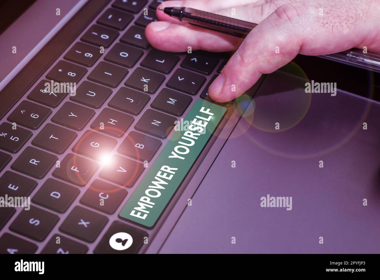 Scrittura visualizzazione testo Empower voi stessi. Idea di affari che prende il controllo degli obiettivi di regolazione di vita scelte positive Foto Stock