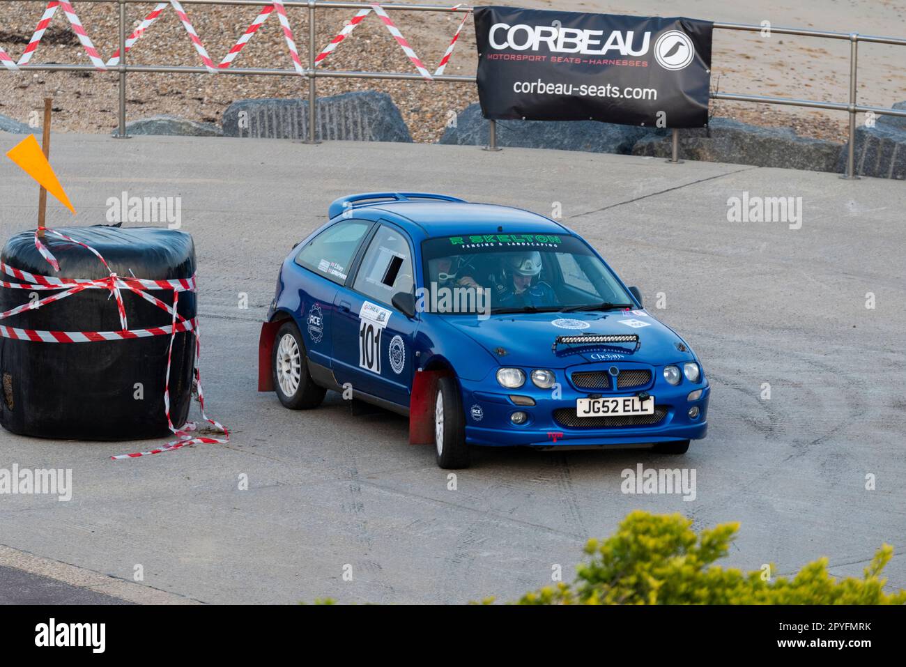 Elliott Sharp corre un mg ZR di 2002 anni in gara nel Corbeau Seats rally sul lungomare di Clacton, Essex, Regno Unito. Secondo conducente Matt Clark Foto Stock