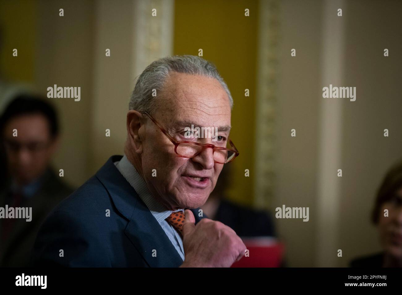 Chuck Schumer (democratico di New York), leader della maggioranza del Senato degli Stati Uniti, offre osservazioni sulla legislazione cinese in materia di competitività nel corso di una conferenza stampa al Campidoglio degli Stati Uniti a Washington, DC, mercoledì 3 maggio 2023. Credito: Rod Lamkey/CNP /MediaPunch Foto Stock