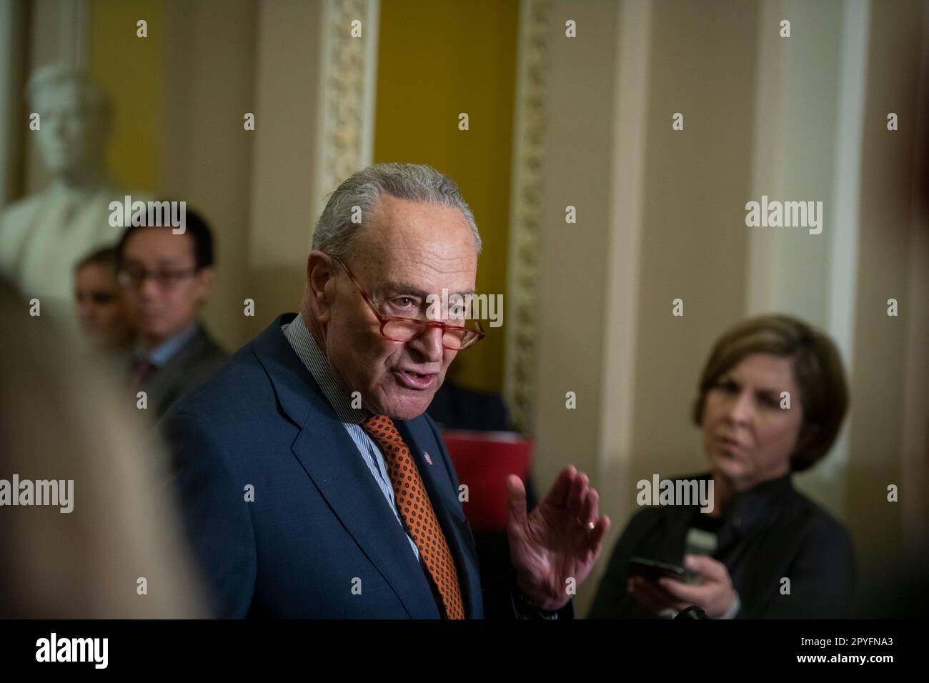 Chuck Schumer (democratico di New York), leader della maggioranza del Senato degli Stati Uniti, offre osservazioni sulla legislazione cinese in materia di competitività nel corso di una conferenza stampa al Campidoglio degli Stati Uniti a Washington, DC, mercoledì 3 maggio 2023. Credito: Rod Lamkey/CNP /MediaPunch Foto Stock