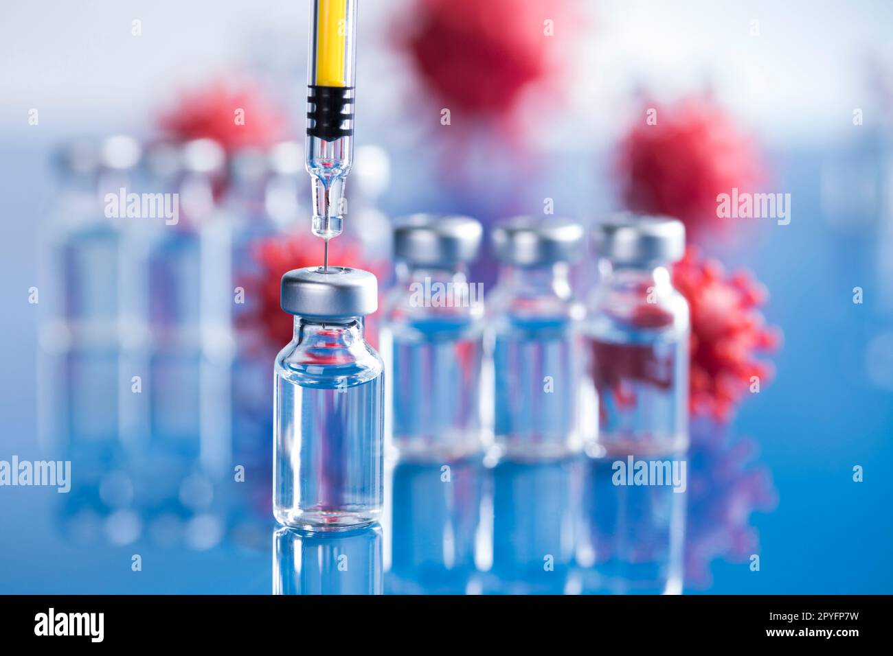 Chiudere la siringa medica con un vaccino Foto Stock