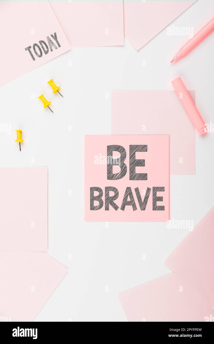Cartello con la scritta Be Brave. Panoramica aziendale pronta ad affrontare e sopportare pericoli o dolore mostrando coraggio grassetto Foto Stock