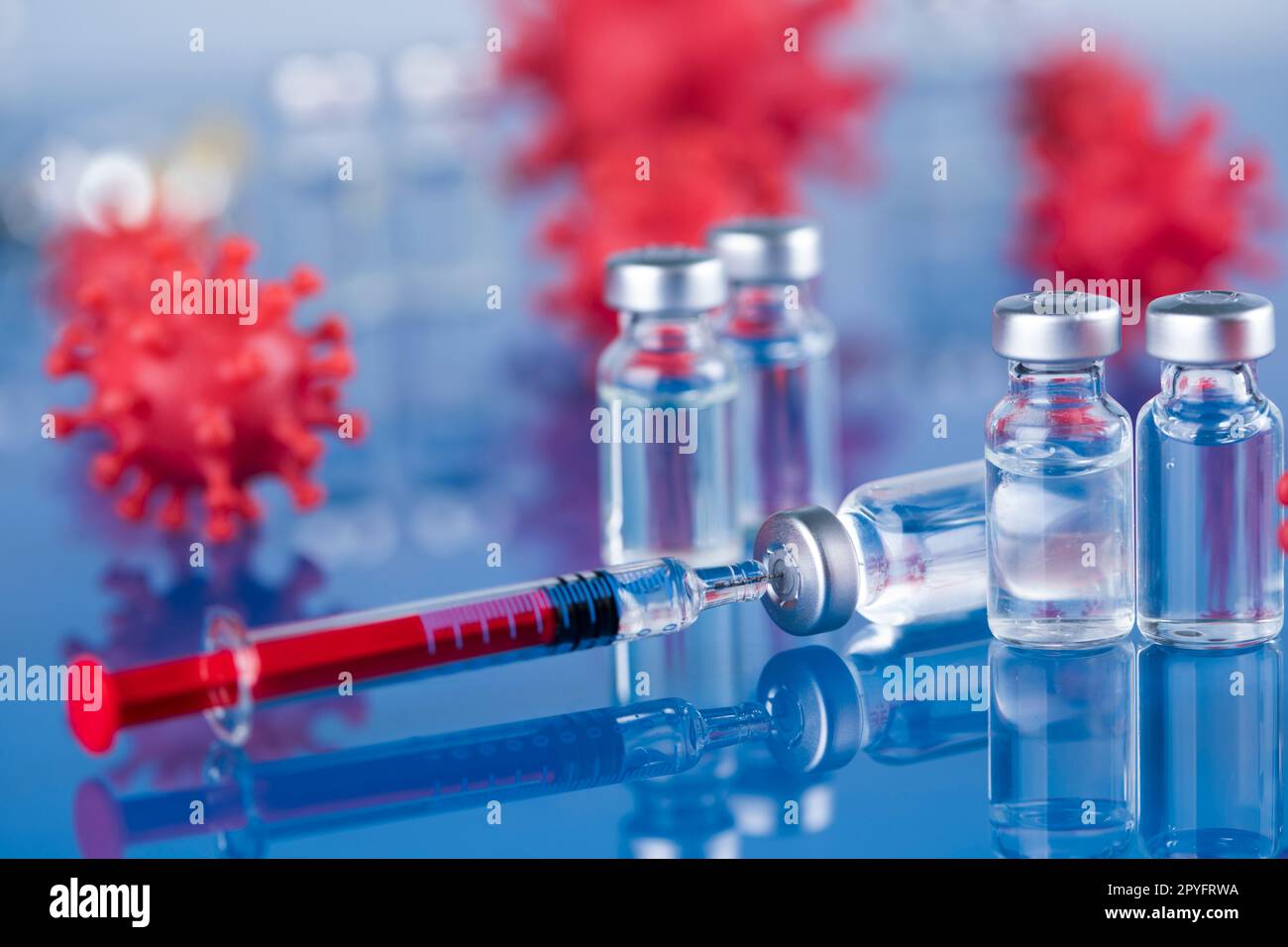 Chiudere la siringa medica con un vaccino Foto Stock