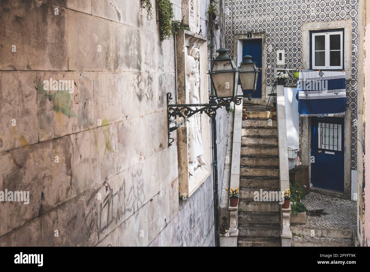 Esterno di un edificio di appartamenti con pareti con motivo azulejo a Lisbona, Portogallo Foto Stock