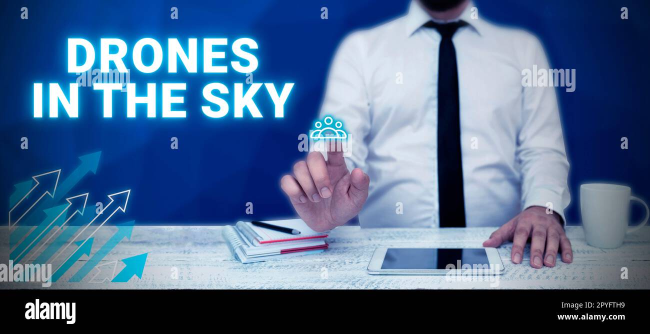 Scrittura a mano del testo droni nel cielo. Business vetrina moderna fotocamera aerea tecnologia avanzata Foto Stock