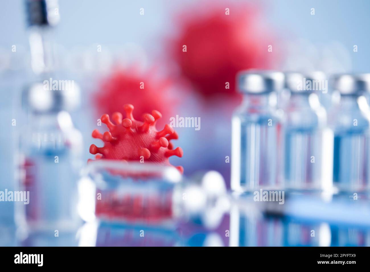 Chiudere la siringa medica con un vaccino Foto Stock