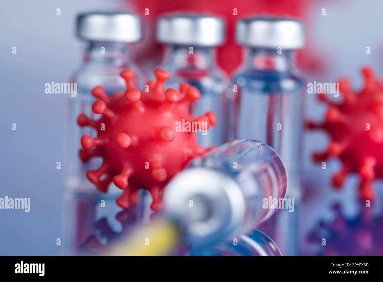 Chiudere la siringa medica con un vaccino Foto Stock