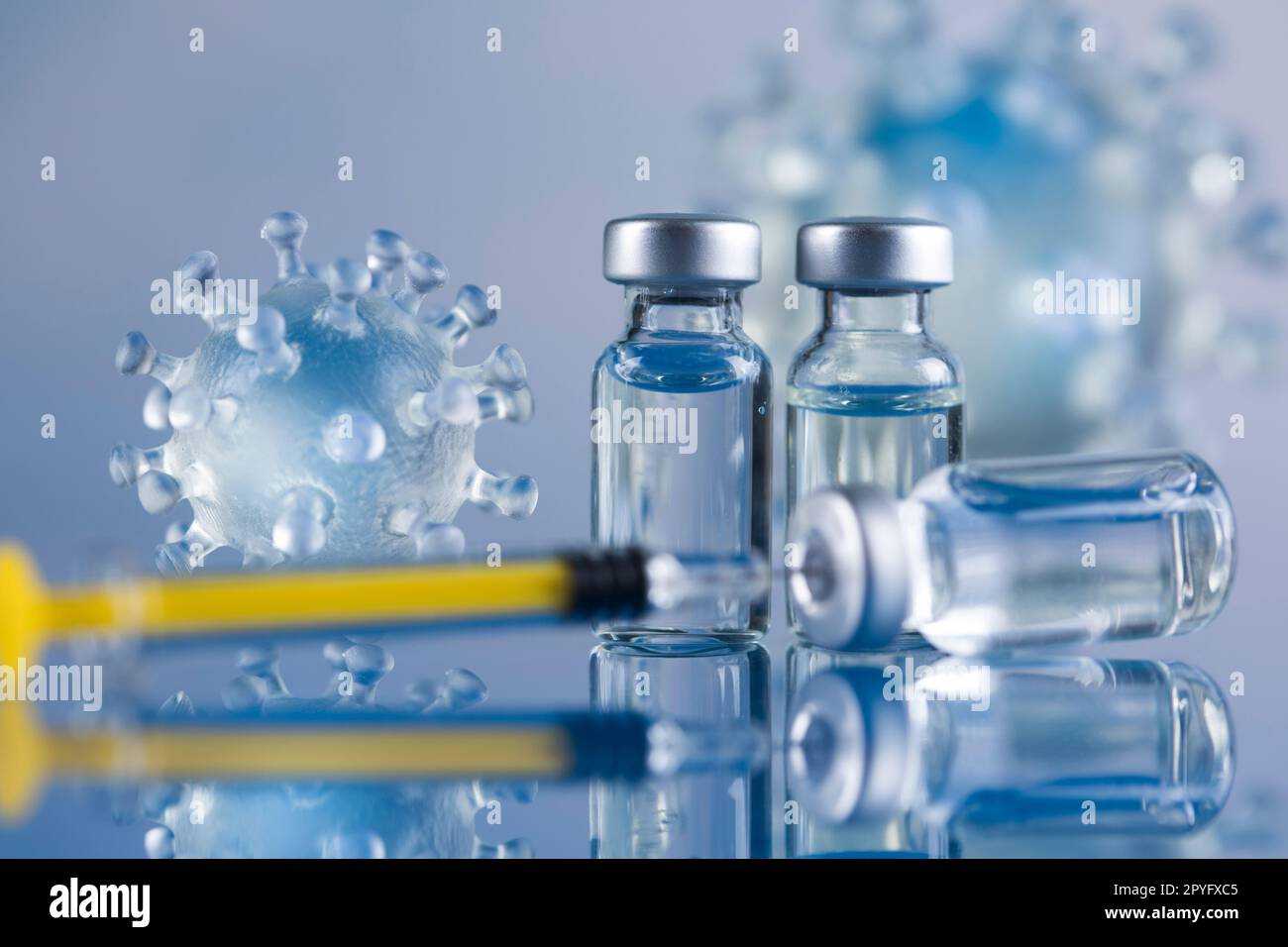 Chiudere la siringa medica con un vaccino Foto Stock