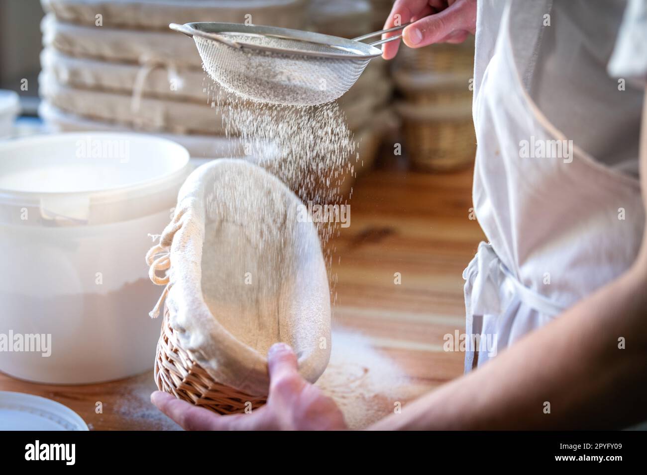 Lavorare in un backery con la farina Foto Stock