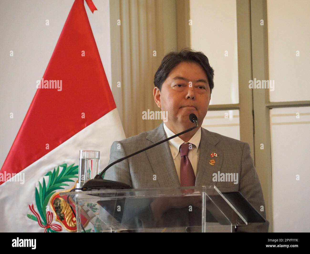 Yoshimasa Hayashi, Ministro degli Affari Esteri del Giappone, intervenendo durante la sua visita ufficiale in Perù. L'arrivo di Hayashi avviene nel quadro delle celebrazioni per il 150th° anniversario delle relazioni diplomatiche tra i due Paesi. Foto Stock