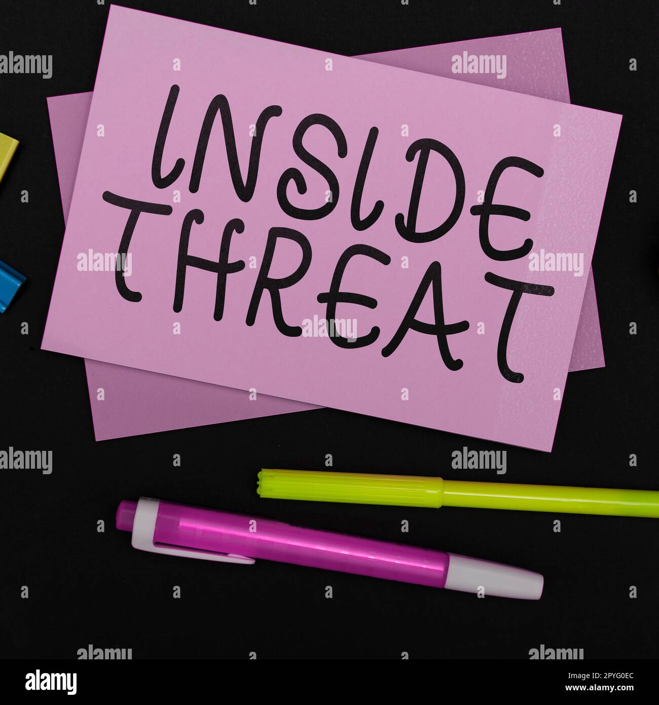 Scrittura manuale del testo all'interno della minaccia. Foto concettuale informazioni che solo un addetto all'interno avrebbe informazioni reali Foto Stock