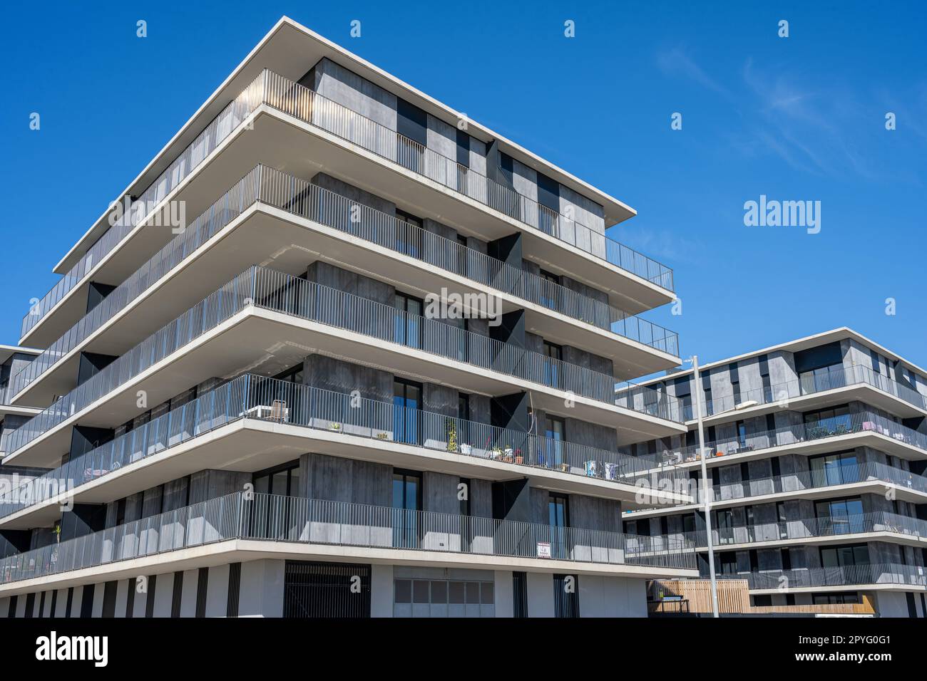 Moderni edifici di appartamenti grigi visti a Badalona, Spagna Foto Stock