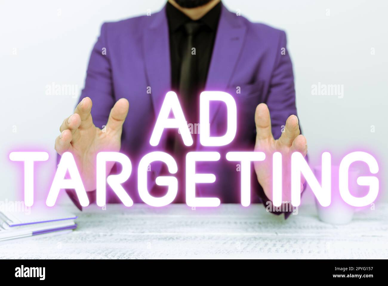 Scrittura a mano di testo ad Targeting. Parola per bersaglio il pubblico più ricettivo con determinate caratteristiche Foto Stock