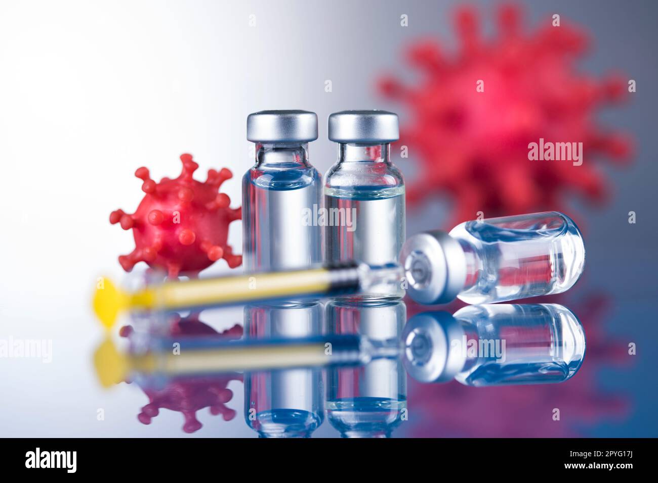 Chiudere la siringa medica con un vaccino Foto Stock