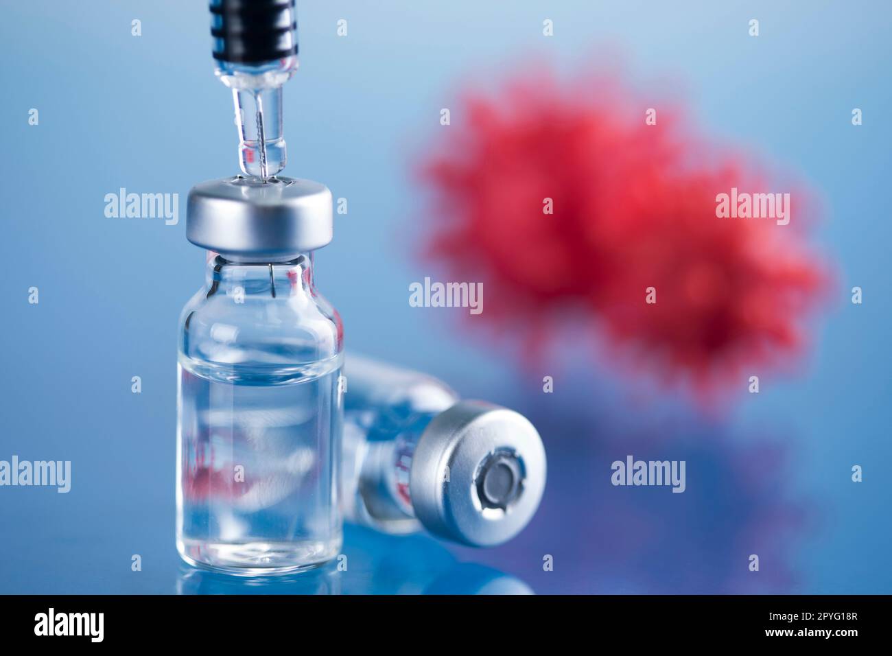 Chiudere la siringa medica con un vaccino Foto Stock