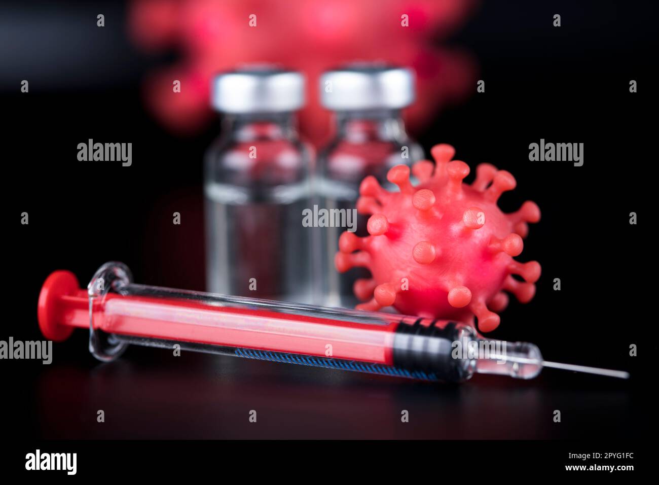 Chiudere la siringa medica con un vaccino Foto Stock