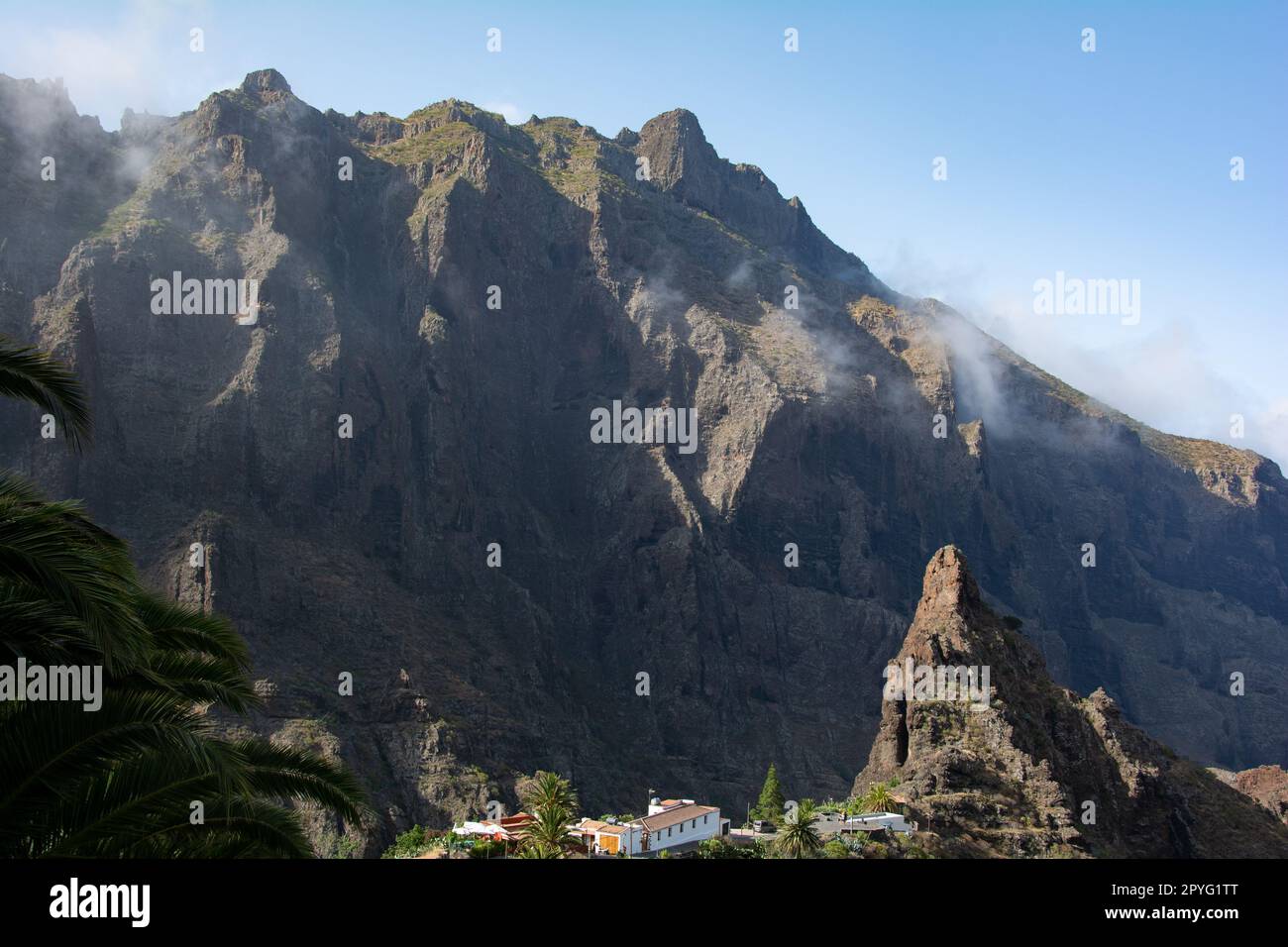 Il villaggio di Masca sulle montagne con palme a Tenerife, in Spagna Foto Stock