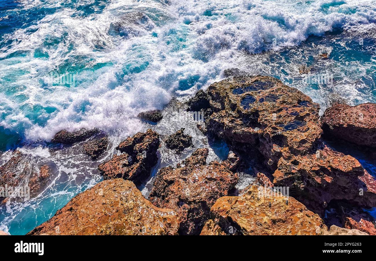 Le splendide scogliere si affacciano sulle onde sulla spiaggia di Puerto Escondido, Messico. Foto Stock