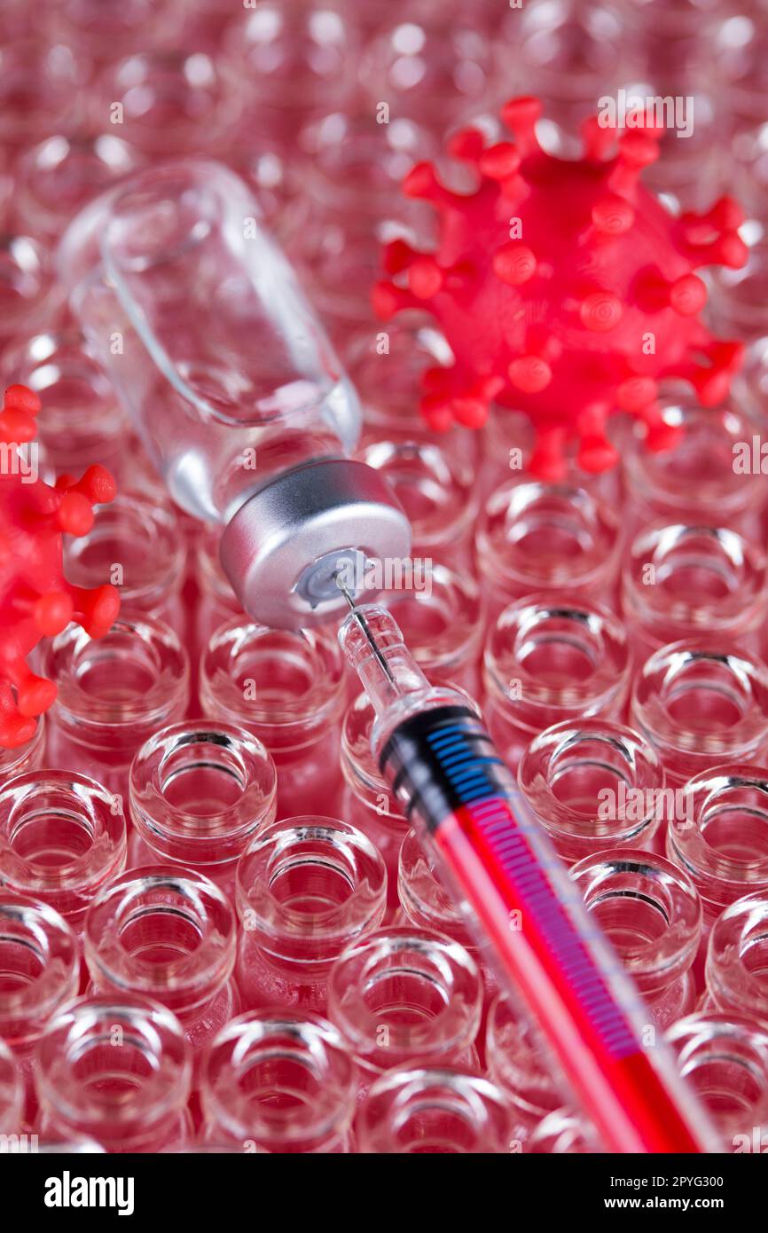 Chiudere la siringa medica con un vaccino Foto Stock