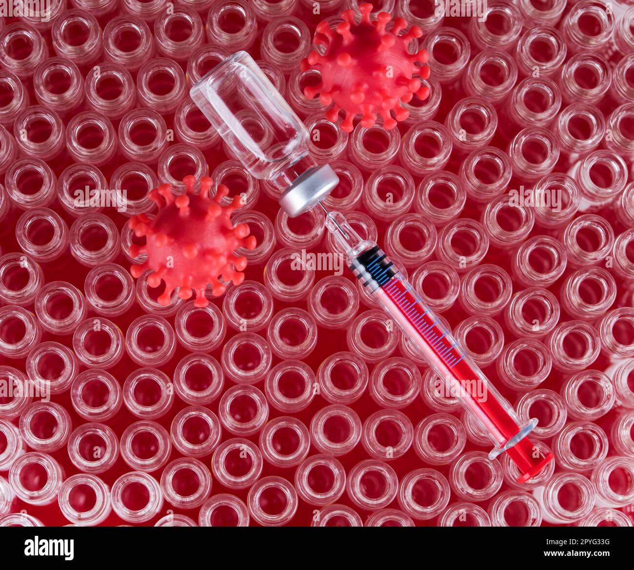 Chiudere la siringa medica con un vaccino Foto Stock