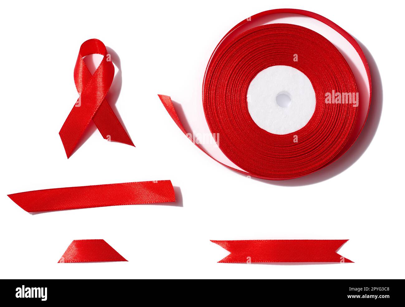 Bobina di nastro rosso e vari tagli su sfondo bianco isolato, vista dall'alto Foto Stock