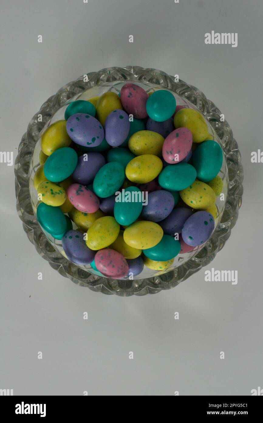 Pasqua, vero significato della Pasqua, Gesù Cristo morì per i nostri peccati. Il significato commercializzato di Pasqua, coniglietti di cioccolato, uovo e caramelle. Uova cacciate Foto Stock