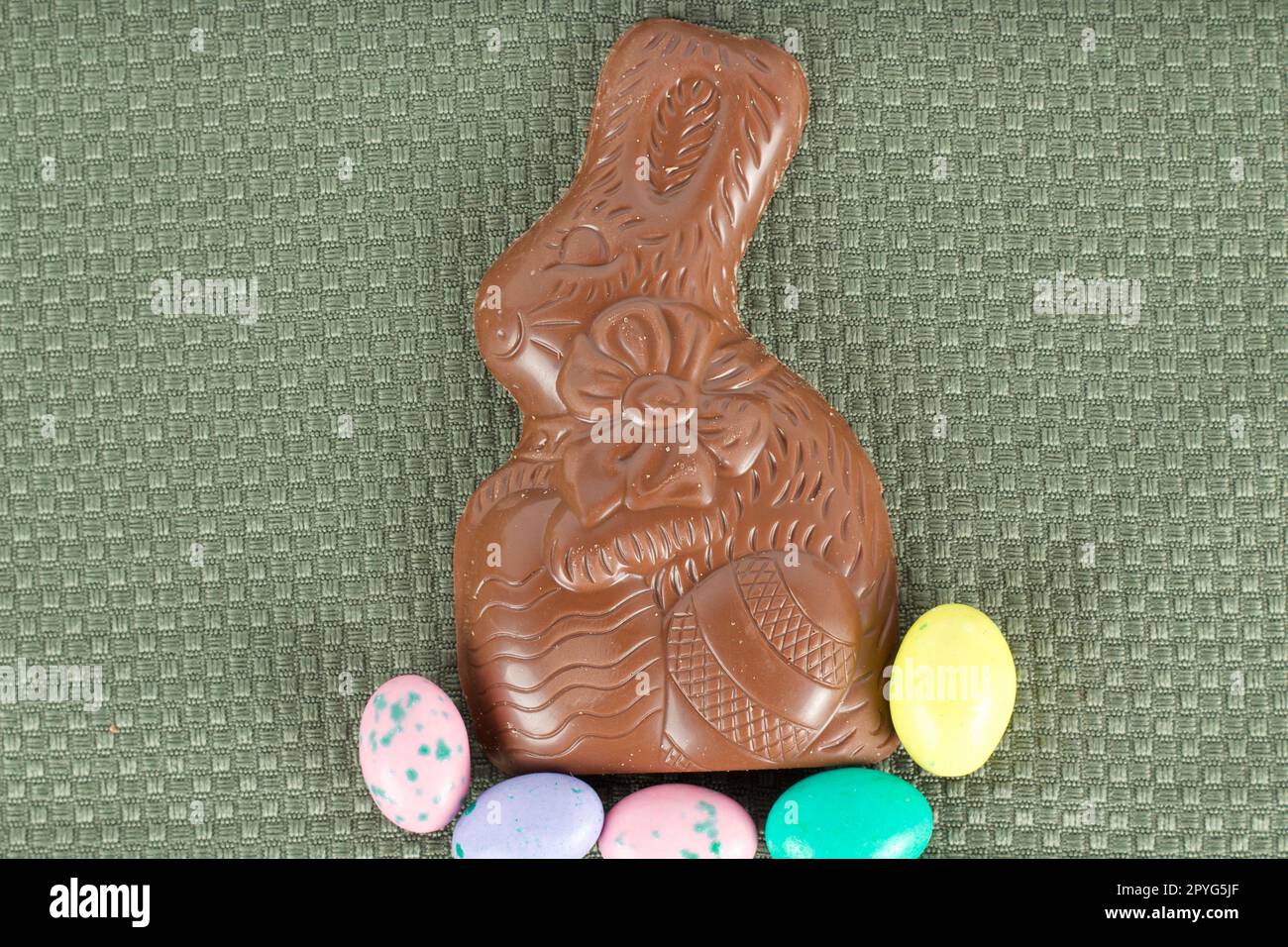 Pasqua, vero significato della Pasqua, Gesù Cristo morì per i nostri peccati. Il significato commercializzato di Pasqua, coniglietti di cioccolato, uovo e caramelle. Uova cacciate Foto Stock