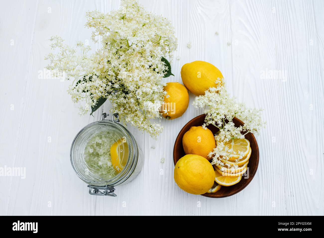 Bouquet di sambuco appena tagliato. Preparare una sana limonata estiva fatta in casa con sambuco e sciroppo di limone. Bevanda rinfrescante per l'erba Foto Stock