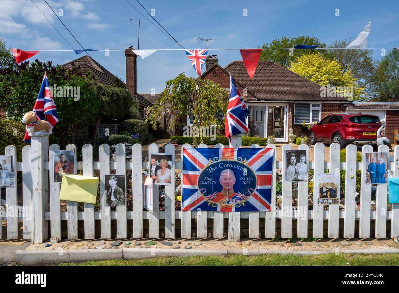 Una tipica casa suburbana del Regno Unito abbarbicato con bandiere e bunting per l'incoronazione del re Carlo e della regina Camilla. Foto Stock