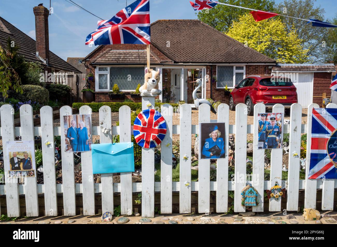 Una tipica casa suburbana del Regno Unito abbarbicato con bandiere e bunting per l'incoronazione del re Carlo e della regina Camilla. Foto Stock