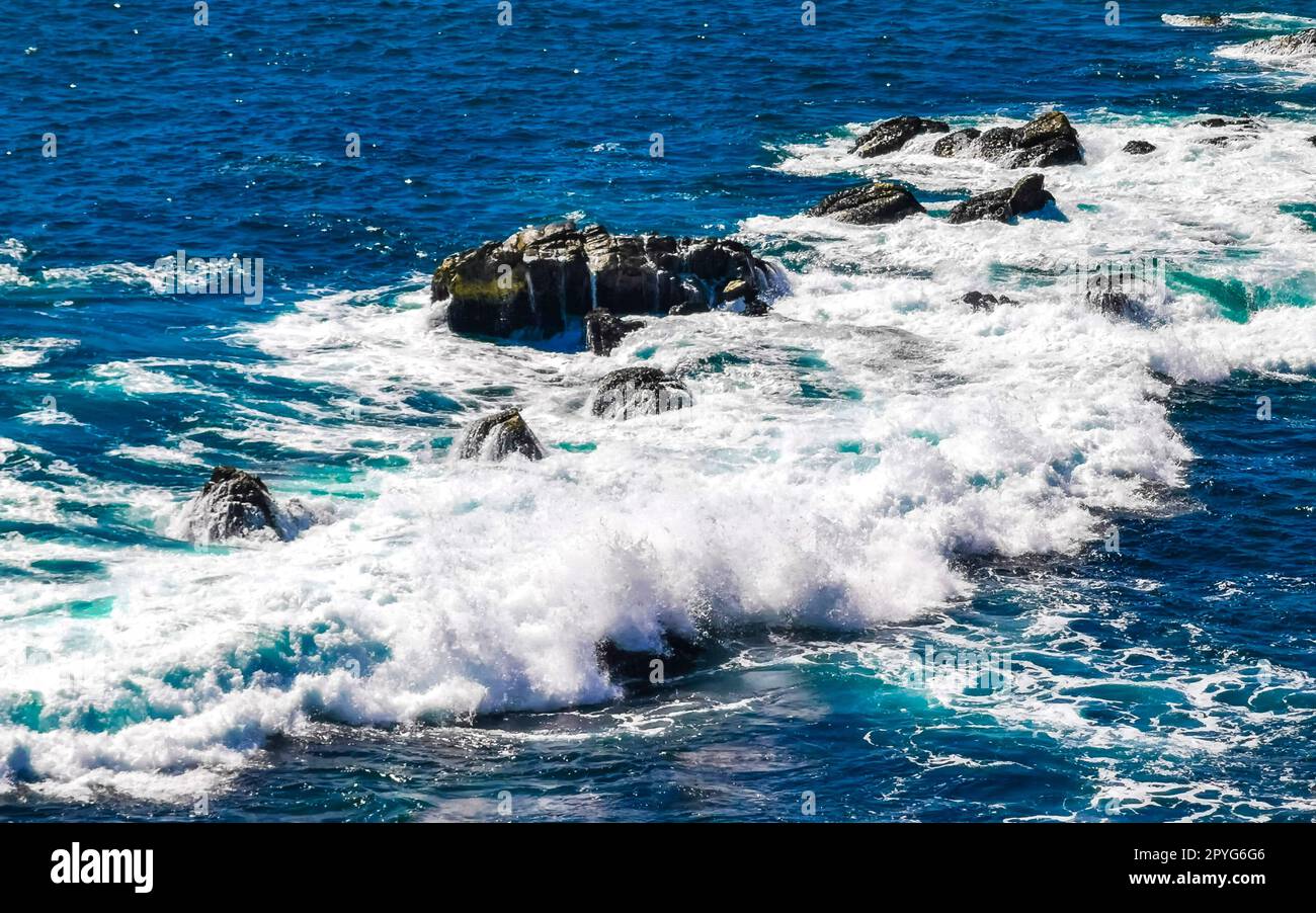 Le splendide scogliere si affacciano sulle onde sulla spiaggia di Puerto Escondido, Messico. Foto Stock