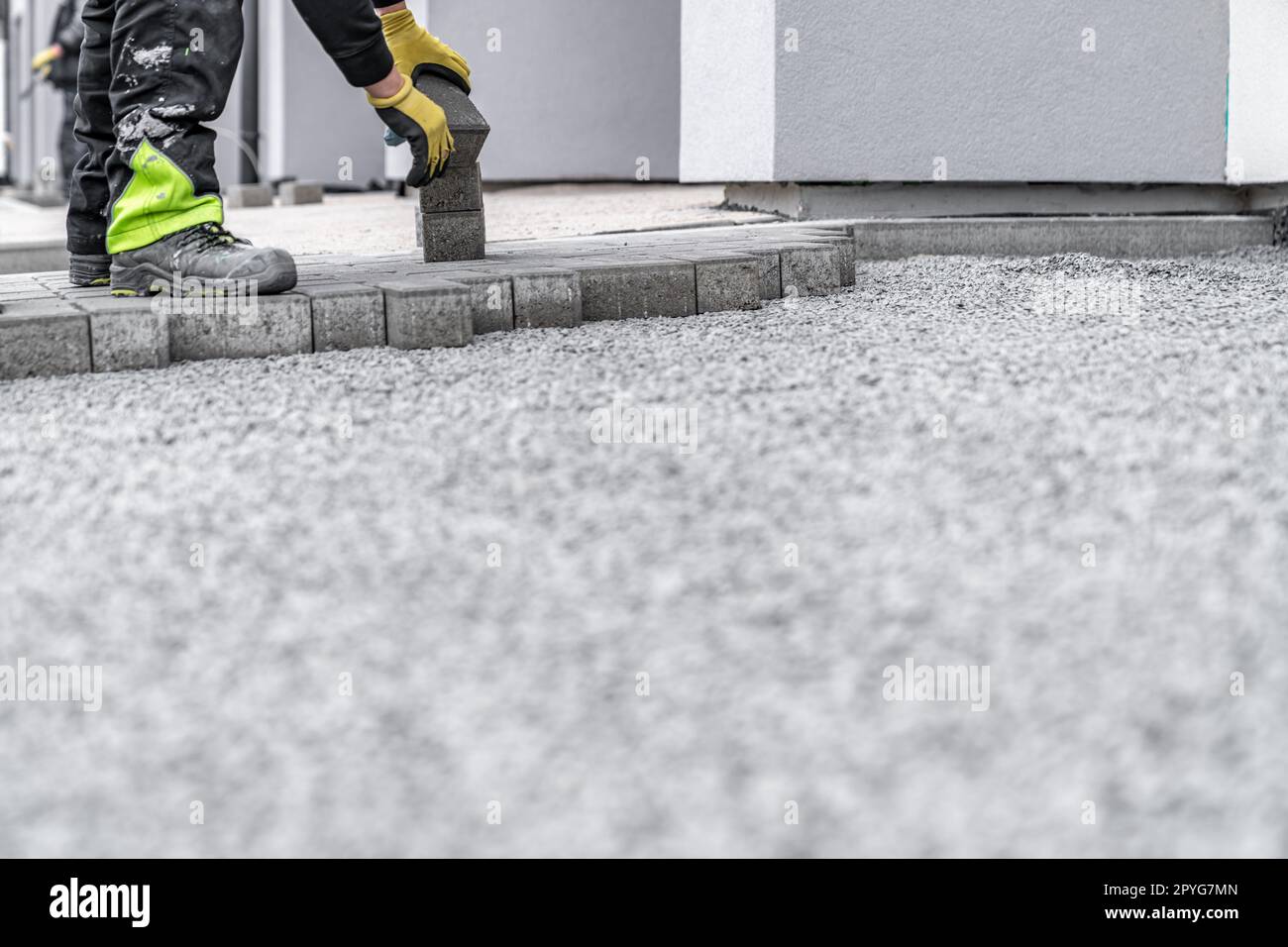 costruzione di un marciapiede da blocchi di cemento Foto Stock