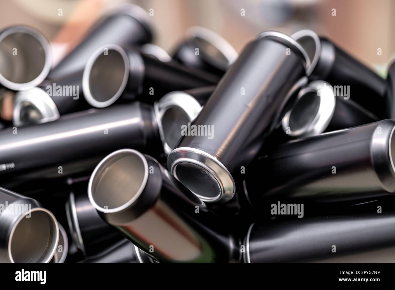 lattine nere in alluminio in produzione Foto Stock