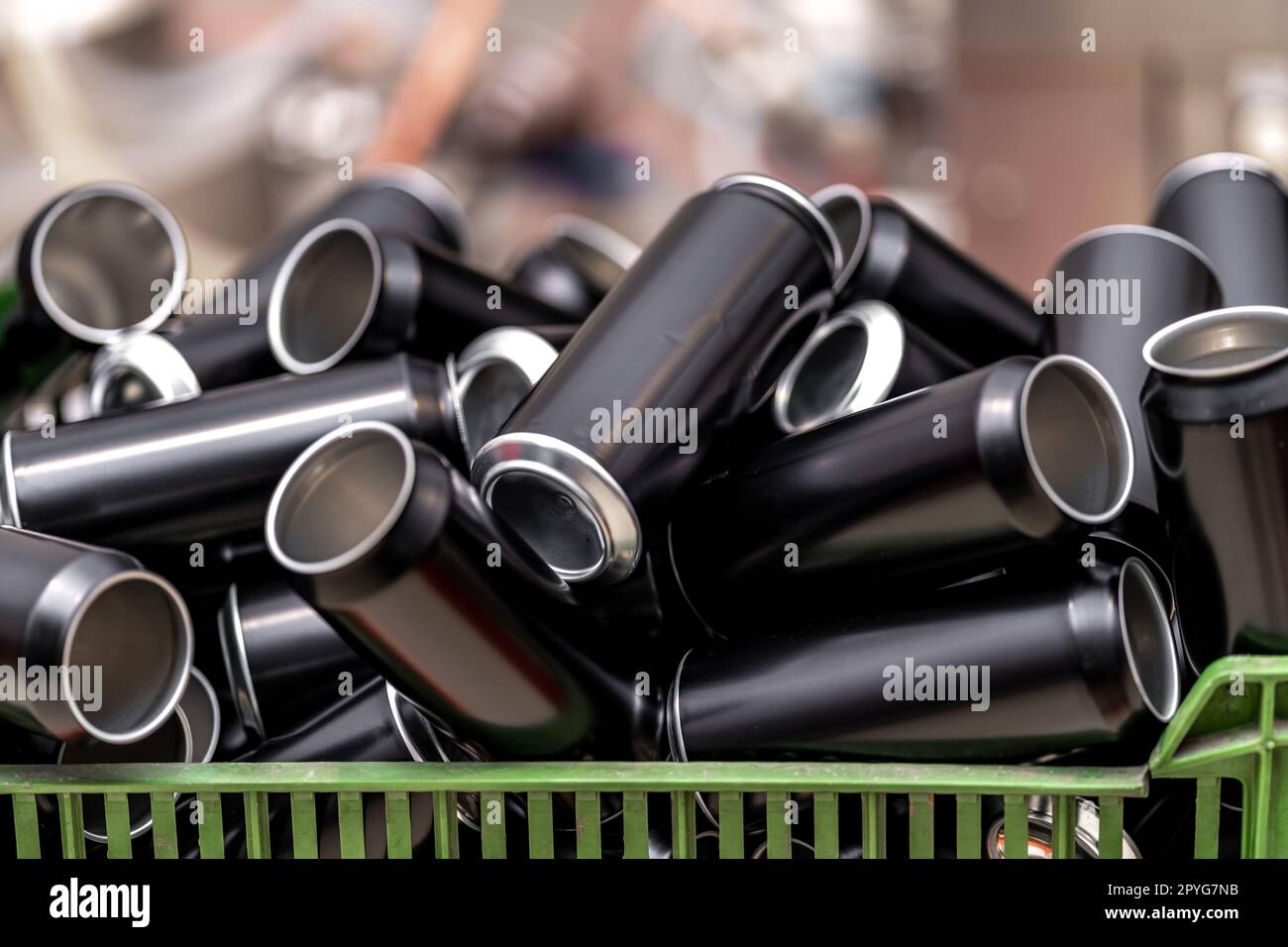 lattine nere in alluminio in produzione Foto Stock