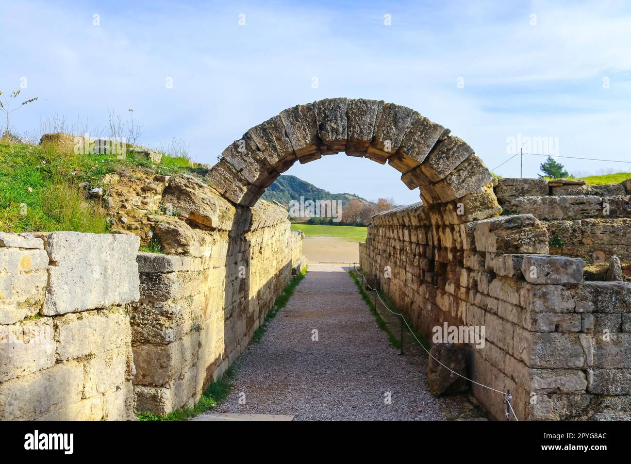 Il campo in cui l'originale si sono svolti i Giochi Olimpici visto attraverso le rovine del passaruota attraverso cui il greco atleti correva in Olympia Grecia Foto Stock