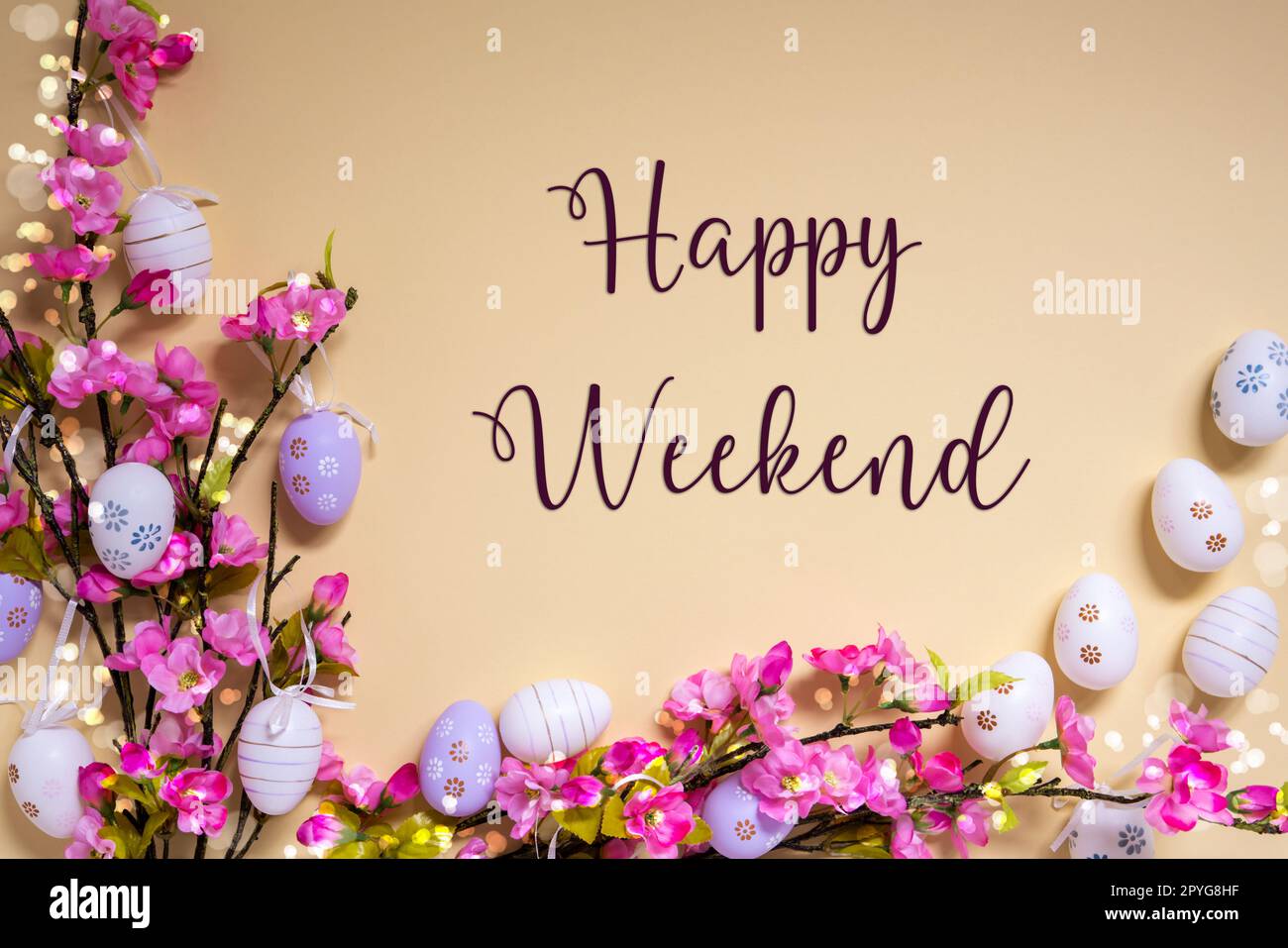 Rosa primavera fiore disposizione, decorazione di Pasqua, testo inglese Happy Weekend Foto Stock
