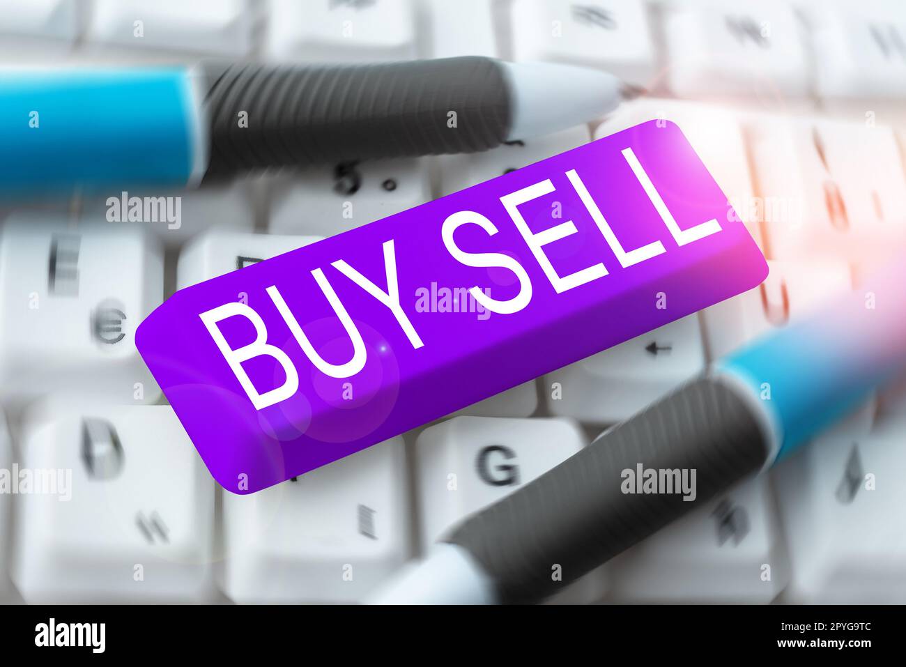 Testo scritto a mano Acquista vendi. Internet Concept l'acquisto e la vendita di beni e servizi Trading Merchandising Foto Stock
