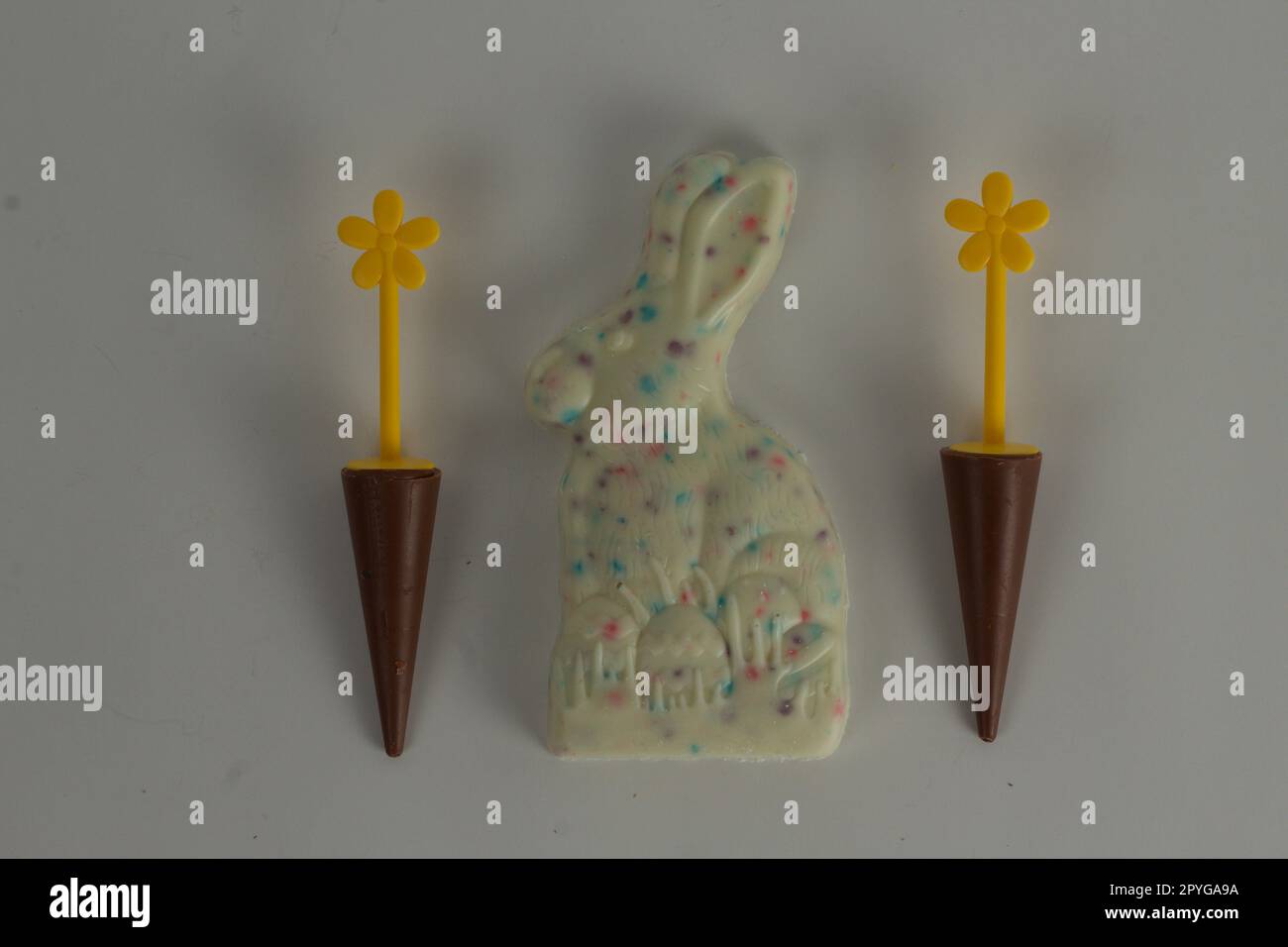 Pasqua, vero significato della Pasqua, Gesù Cristo morì per i nostri peccati. Il significato commercializzato di Pasqua, coniglietti di cioccolato, uovo e caramelle. Uova cacciate Foto Stock