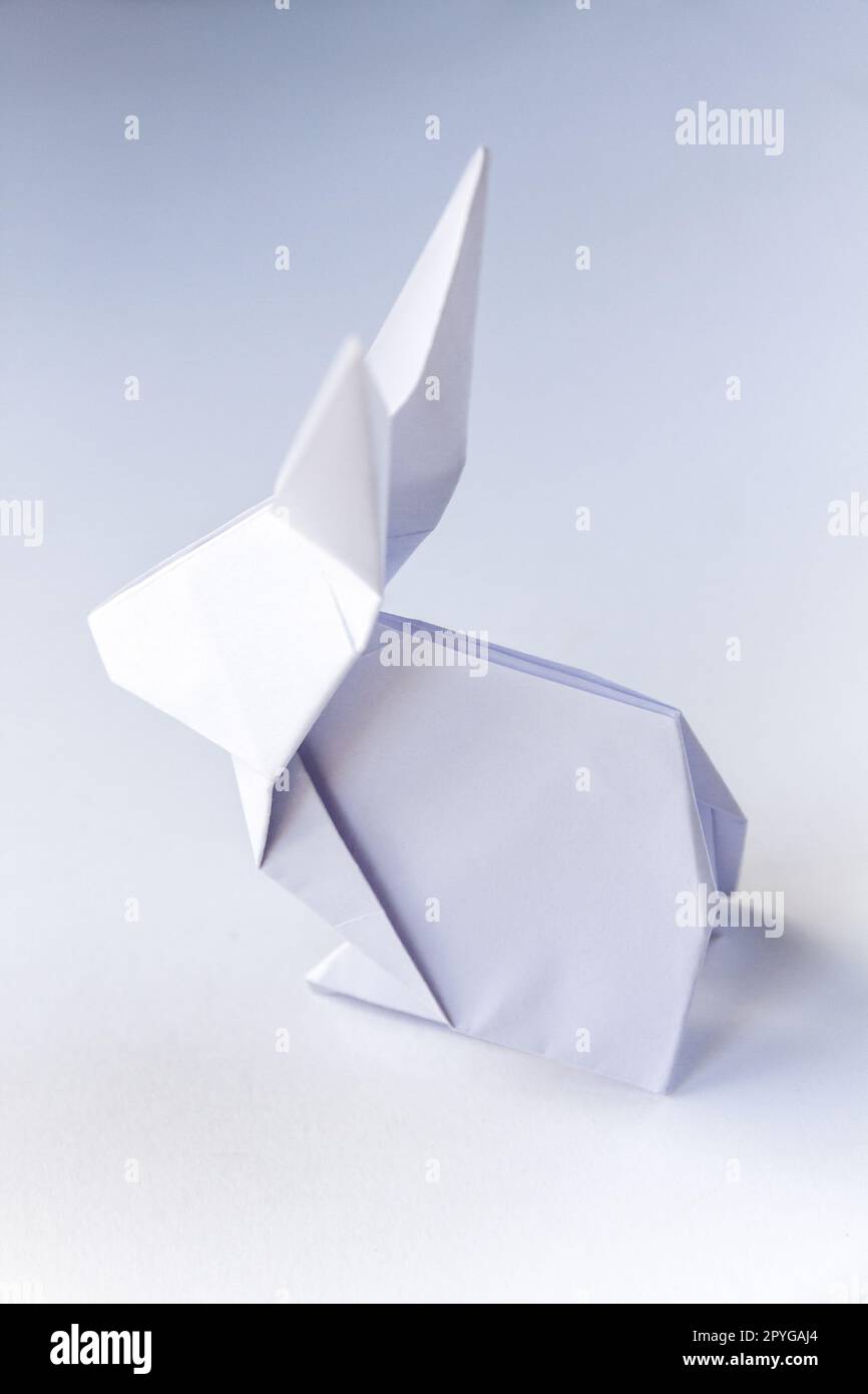 Origami di coniglio di carta isolato su uno sfondo bianco Foto Stock