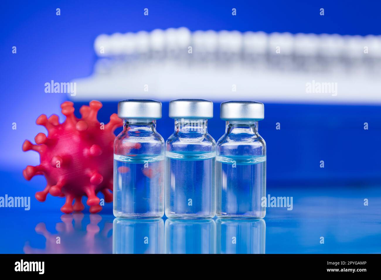Fiale con vaccino anti covid 19 Foto Stock