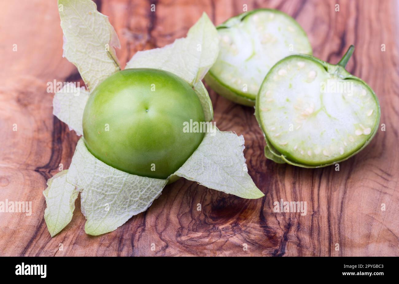 primo piano di tomatillos su un tagliere Foto Stock