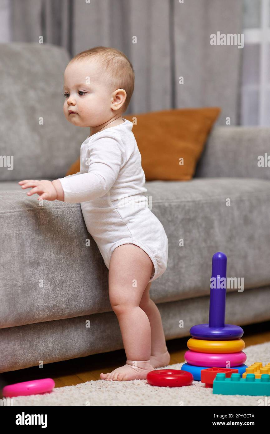 bambina che gioca con i blocchi colorati del giocattolo Foto Stock