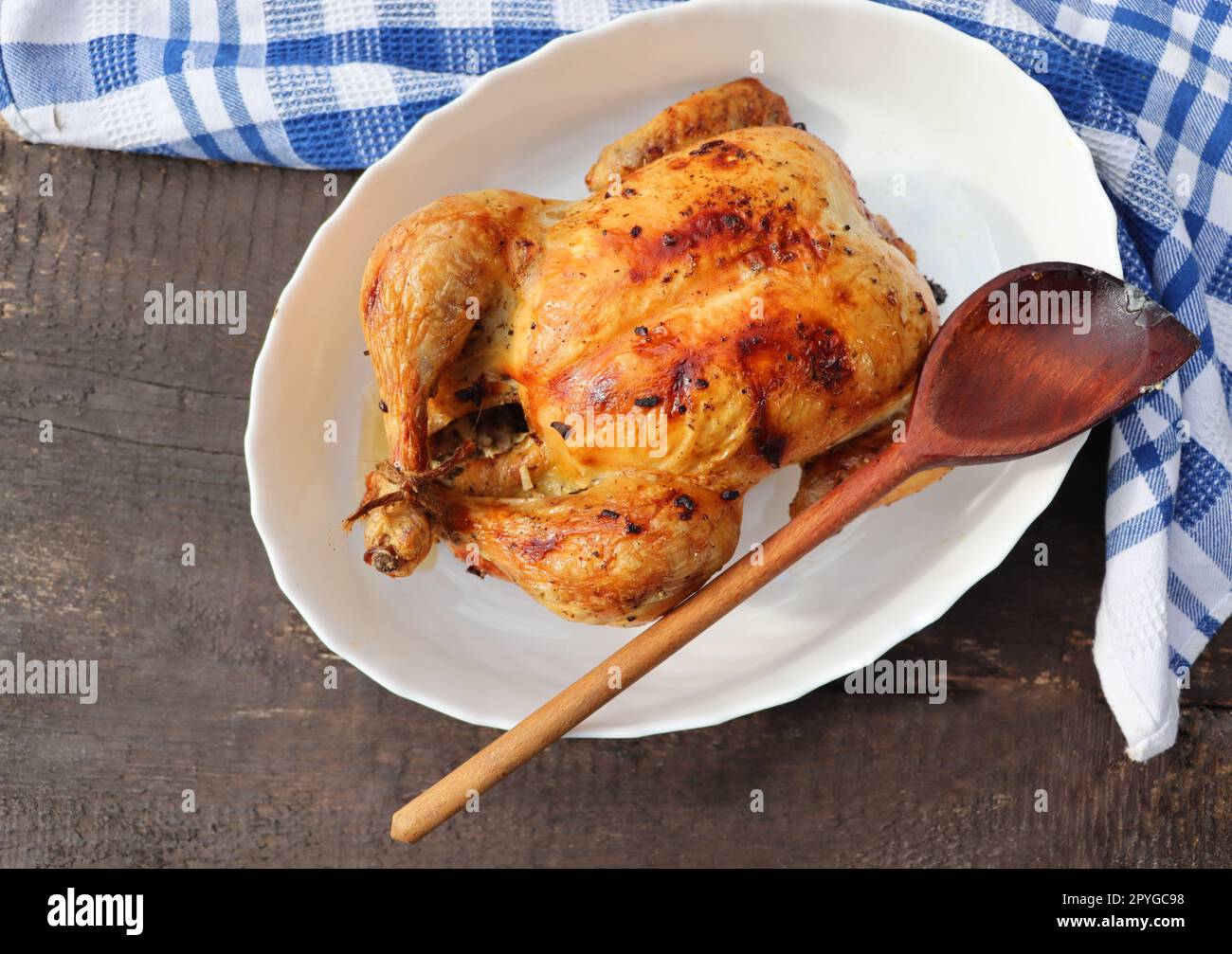 Arrosto di pollo intero o in Turchia per la celebrazione e di vacanza. Natale, ringraziamento, cenone di capodanno Foto Stock