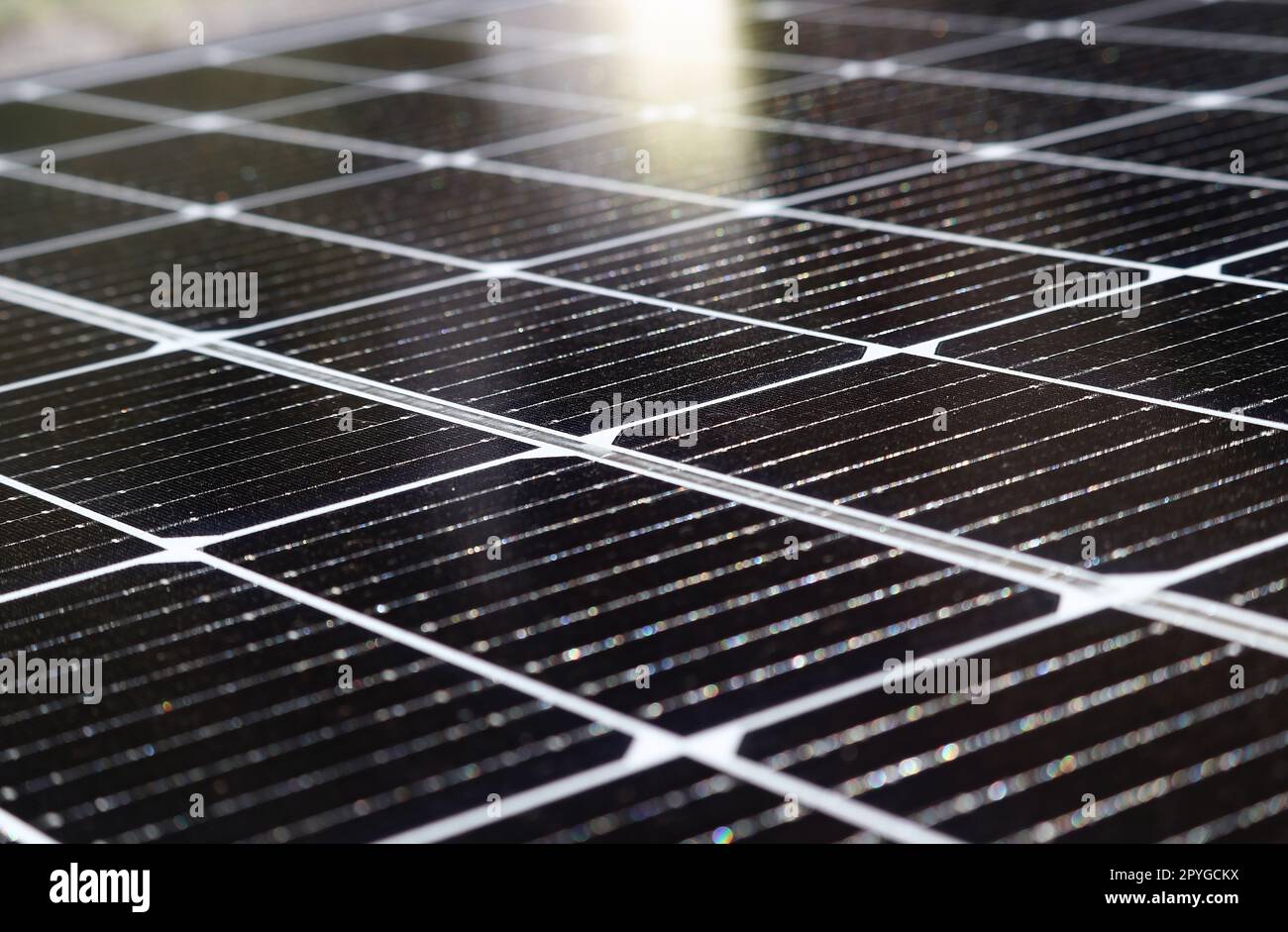 Primo piano di un sistema solare su cui splende il sole Foto Stock
