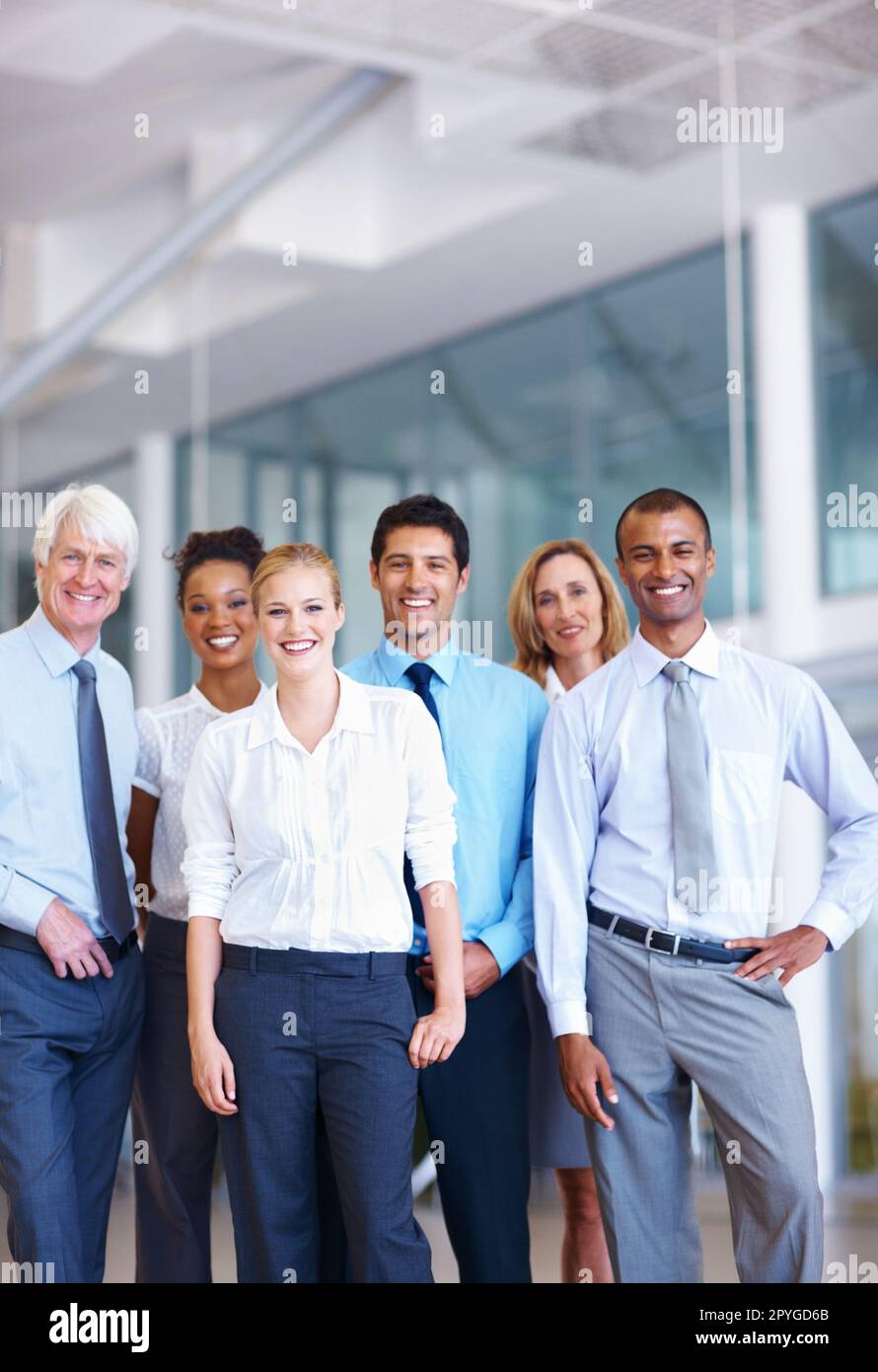Il team. Ritratto del team aziendale multietnico sorridente insieme in ufficio. Foto Stock