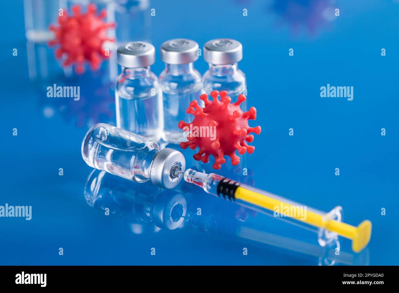 Chiudere la siringa medica con un vaccino Foto Stock