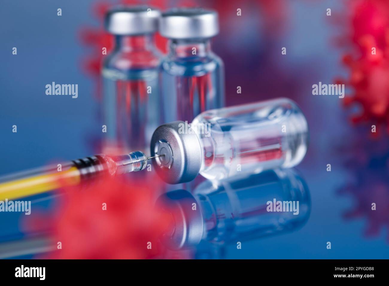 Chiudere la siringa medica con un vaccino Foto Stock