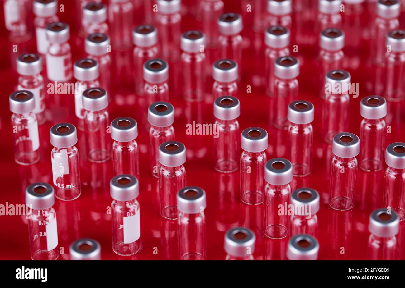 Bottiglie vaccino contro il coronavirus, sfondo pandemico Foto Stock