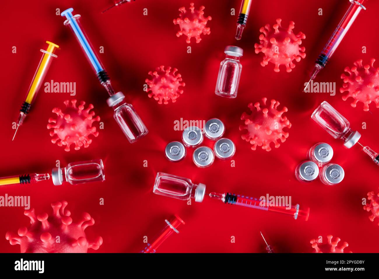 Chiudere la siringa medica con un vaccino Foto Stock